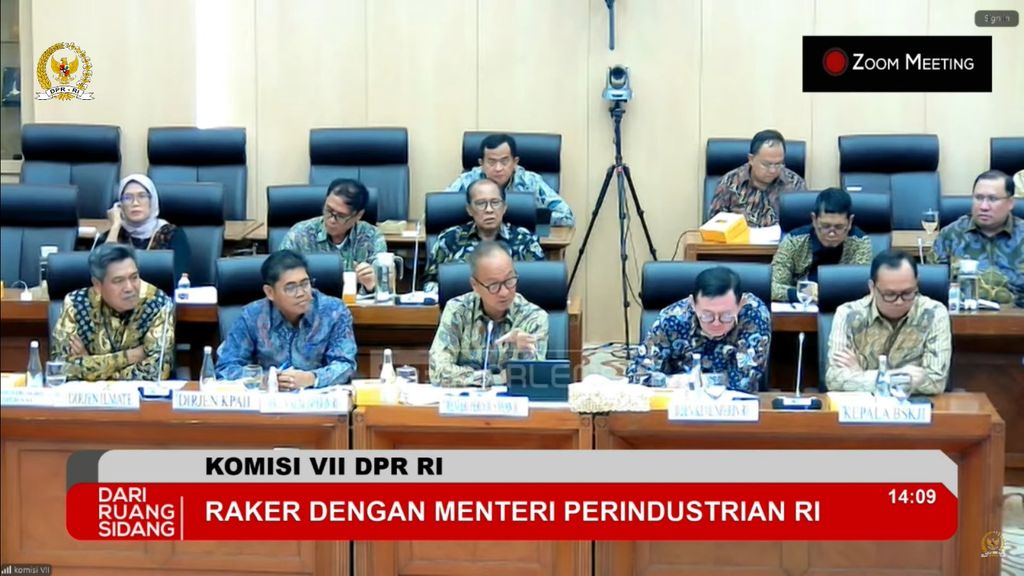 Menperin Agus Gumiwang Kartasasmita (tengah) saat Raker dengan Komisi VII DPR, Senin (26/8/2024). (Tangkapan layar Youtube Komisi VII DPR)