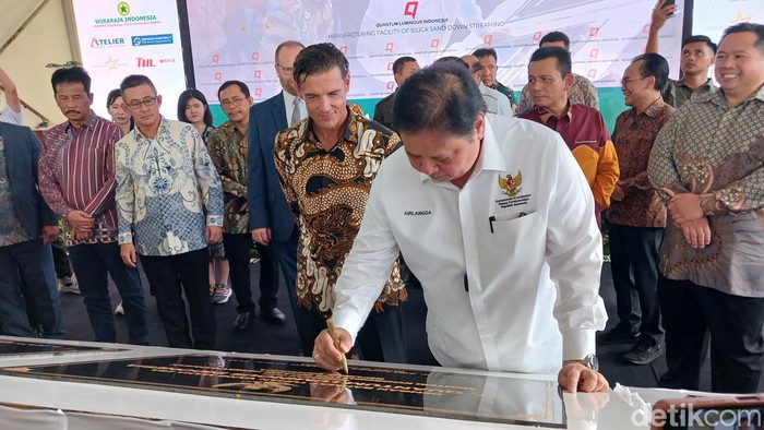 Menteri Koordinator (Menko) Perekonomian, Airlangga Hartarto meresmikan 8 perusahaan green renewable energy di Kawasan Industri Wiraraja, Kota Batam. (Foto: Alamudin Hamapu)