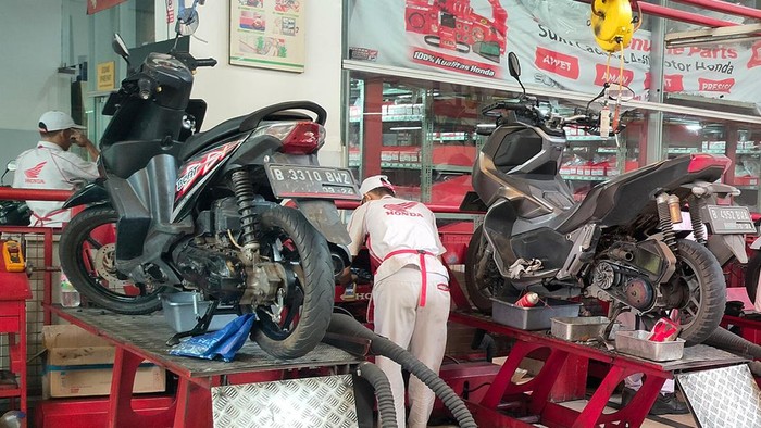 Merawat sepeda motor sebaiknya di bengkel resmi AHASS