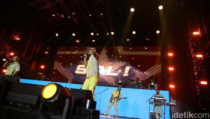Penonton West Java Festival 2024 bergoyang bareng Project Pop. Grup musik asal Bandung ini memang dikenal dengan musik-musiknya yang asik untuk berjoget ria.