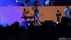Momen Asyik Project Pop Ajak Penonton Berjoget Ria Momen Asyik Project Pop Ajak Penonton Berjoget Ria