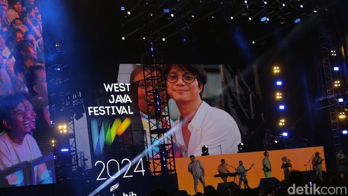 Penonton West Java Festival 2024 bergoyang bareng Project Pop. Grup musik asal Bandung ini memang dikenal dengan musik-musiknya yang asik untuk berjoget ria.
