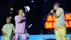 Momen Asyik Project Pop Ajak Penonton Berjoget Ria Momen Asyik Project Pop Ajak Penonton Berjoget Ria
