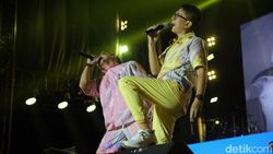 Momen Asyik Project Pop Ajak Penonton Berjoget Ria Momen Asyik Project Pop Ajak Penonton Berjoget Ria