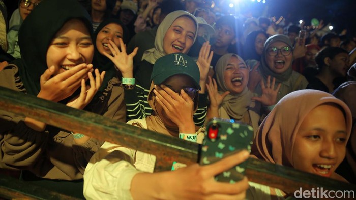 Penonton West Java Festival 2024 bergoyang bareng Project Pop. Grup musik asal Bandung ini memang dikenal dengan musik-musiknya yang asik untuk berjoget ria.