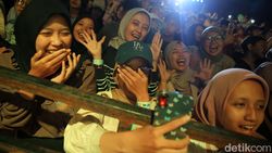 Momen Asyik Project Pop Ajak Penonton Berjoget Ria Momen Asyik Project Pop Ajak Penonton Berjoget Ria