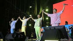 Momen Asyik Project Pop Ajak Penonton Berjoget Ria Momen Asyik Project Pop Ajak Penonton Berjoget Ria