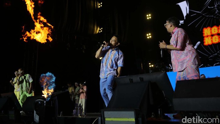 Penonton West Java Festival 2024 bergoyang bareng Project Pop. Grup musik asal Bandung ini memang dikenal dengan musik-musiknya yang asik untuk berjoget ria.