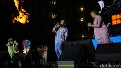 Momen Asyik Project Pop Ajak Penonton Berjoget Ria Momen Asyik Project Pop Ajak Penonton Berjoget Ria