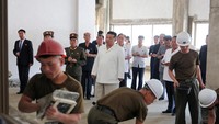 Kim didampingi dalam inspeksi lapangannya oleh Pak Jong-chon, wakil ketua Komisi Militer Pusat Partai Pekerja yang berkuasa di Korea Utara, Jo Yong-won, sekretaris urusan organisasi, serta pejabat lainnya.