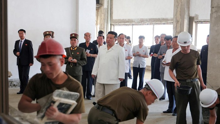 North Korean leader Kim Jong Un speaks with an official, during a visit to the construction sites of various North Korean industrial factories on Saturday and Sunday, at an undisclosed location in North Korea, in this undated photo released by North Korea's official Korean Central News Agency August 26, 2024.    KCNA via REUTERS    ATTENTION EDITORS - THIS IMAGE WAS PROVIDED BY A THIRD PARTY. REUTERS IS UNABLE TO INDEPENDENTLY VERIFY THIS IMAGE. NO THIRD PARTY SALES. SOUTH KOREA OUT. NO COMMERCIAL OR EDITORIAL SALES IN SOUTH KOREA.