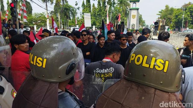 Momen pelantikan 50 anggota DPRD Pandeglang diwarnai aksi demonstrasi oleh sejumlah mahasiswa. Mahasiswa meminta anggota DPRD mengutamakan kepentingan rakyat. (Aris Rivaldo/detikcom)