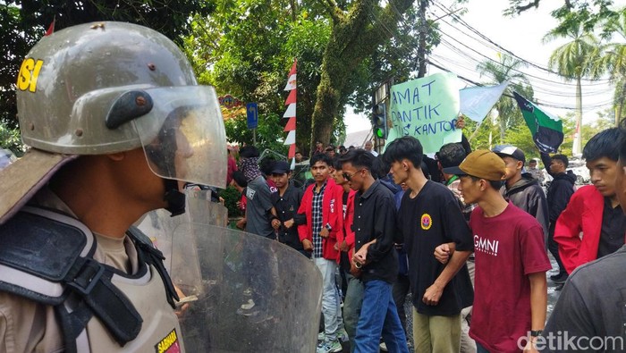 Momen pelantikan 50 anggota DPRD Pandeglang diwarnai aksi demonstrasi oleh sejumlah mahasiswa. Mahasiswa meminta anggota DPRD mengutamakan kepentingan rakyat. (Aris Rivaldo/detikcom)