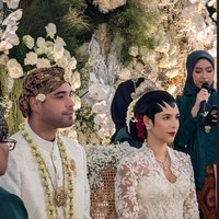 Momen itu tidak hanya menjadi momen bersejarah bagi keluarga besar Susi Pudjiastuti, tetapi juga bagi suaminya, Geoffrey Alain Gerald, seorang pria asal Prancis yang telah memeluk agama Islam sebelum menikahi Nadine. Foto: dok. Instagram