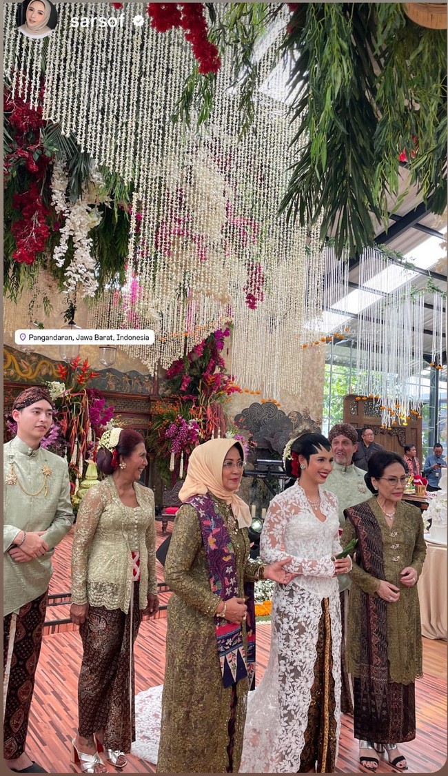 Pada hari pernikahannya, Nadine tampil memukau dengan balutan kebaya putih yang elegan. Kebaya tersebut dipenuhi dengan bordir halus dan detail manik-manik yang memberikan kilau lembut setiap kali tersorot cahaya. Foto: dok. Instagram