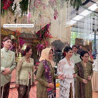 Pada hari pernikahannya, Nadine tampil memukau dengan balutan kebaya putih yang elegan. Kebaya tersebut dipenuhi dengan bordir halus dan detail manik-manik yang memberikan kilau lembut setiap kali tersorot cahaya. Foto: dok. Instagram
