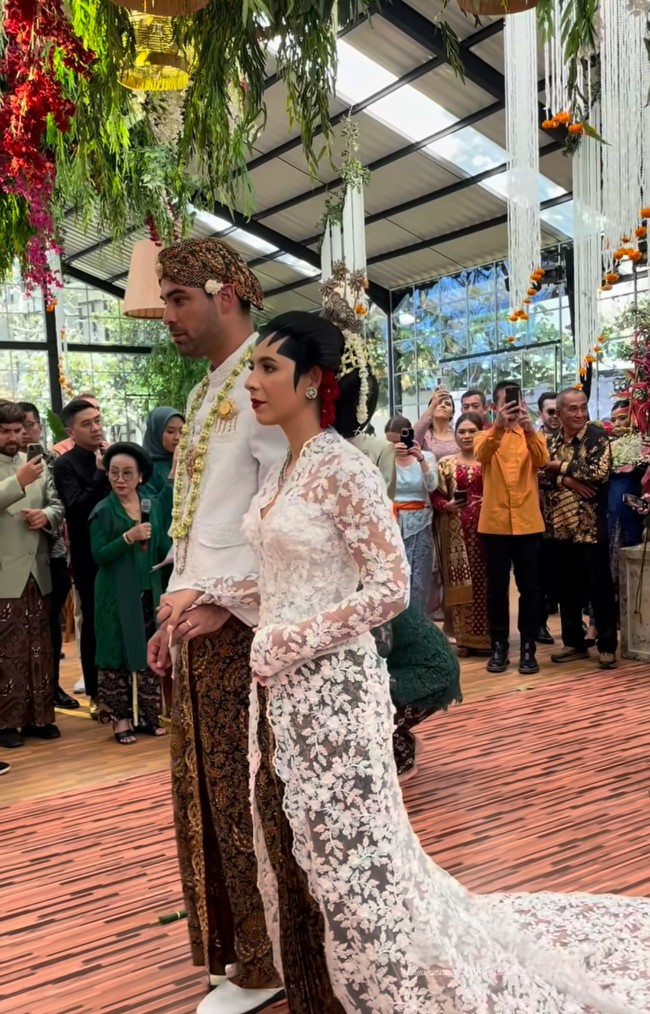 Momen pernikahan Nadine dan Geoffrey digelar dengan kental nuansa tradisional Jawa, yang dipadukan dengan nuansa modern. Foto: dok. Instagram