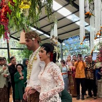Momen pernikahan Nadine dan Geoffrey digelar dengan kental nuansa tradisional Jawa, yang dipadukan dengan nuansa modern. Foto: dok. Instagram