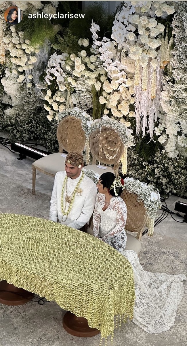 Sebelum menikahi Nadine, Geoffrey Alain Gerald, pria kelahiran Prancis ini, memutuskan untuk memeluk agama Islam. Proses tersebut dilaksanakan di Masjid Husnul Khotimah, Bantul, Yogyakarta, pada 27 Februari 2024. Foto: dok. Instagram