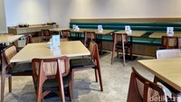 Restorannya tidak begitu luas, tetapi punya banyak spot duduk untuk tempat makan pengunjung. Ada yang di kursi kayu, sofa, hingga tempat duduk lesehan. Foto: detikcom/Riska Fitria