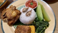Ayam gorengnya empuk dan gurih diracik menggunakan bumbu kuning. Aroma dan rasa ketumbarnya cukup kuat, apalagi masih ada ulekan ketumbar kasar. Foto: detikcom/Riska Fitria