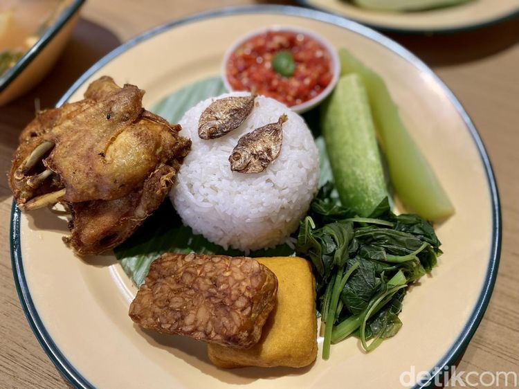 Gading Marten Jualan Nasi Tempong Lauk Ayam Goreng dan Oseng Cumi Pete