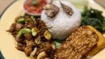 Gading Marten Jualan Nasi Tempong Lauk Ayam Goreng dan Oseng Cumi Pete