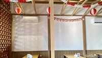 Area lesehan dengan interior yang didominasi dengan ornamen kayu ini mengingatkan tatami yang biasa ada di restoran Jepang. Foto: detikcom/Riska Fitria