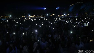 Buktinya, saat diperdengarkan di panggung malam puncak West Java Festival (WJF) 2024 di Lapangan Saparua, Kota Bandung, Minggu (25/8/2024). Semua penonton WJF 2024 bernyanyi dengan suara lantang. Mereka serentak menyalakan flashlight dari ponsel, suasana kian syahdu kala lampu ponsel menyala.