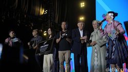 Nike Ardilla Diganjar Lifetime Achievement di WFJ 2024