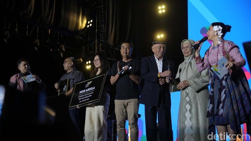 Penyanyi Nike Ardilla meraih penghargaan lifetime achievement dari Pemerintah Provinsi Jawa Barat. Penghargaan diberikan dalam ajang West Java Festival.