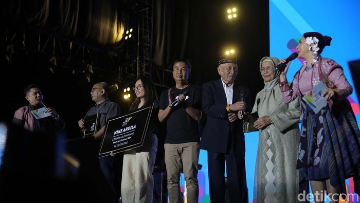 Penyanyi Nike Ardilla meraih penghargaan lifetime achievement dari Pemerintah Provinsi Jawa Barat. Penghargaan diberikan dalam ajang West Java Festival.