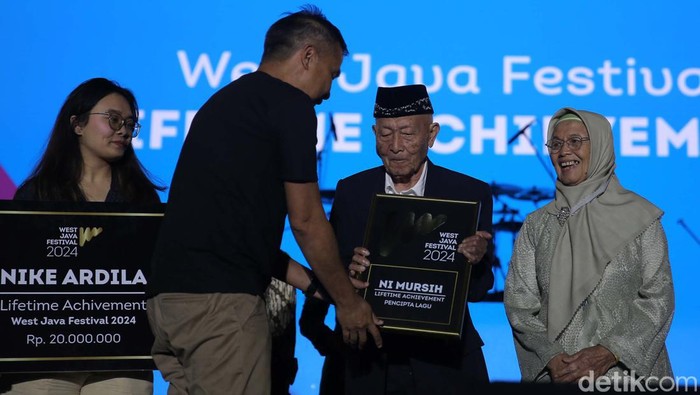 Penyanyi Nike Ardilla meraih penghargaan lifetime achievement dari Pemerintah Provinsi Jawa Barat. Penghargaan diberikan dalam ajang West Java Festival.