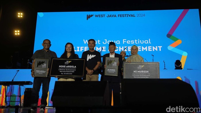Penyanyi Nike Ardilla meraih penghargaan lifetime achievement dari Pemerintah Provinsi Jawa Barat. Penghargaan diberikan dalam ajang West Java Festival.