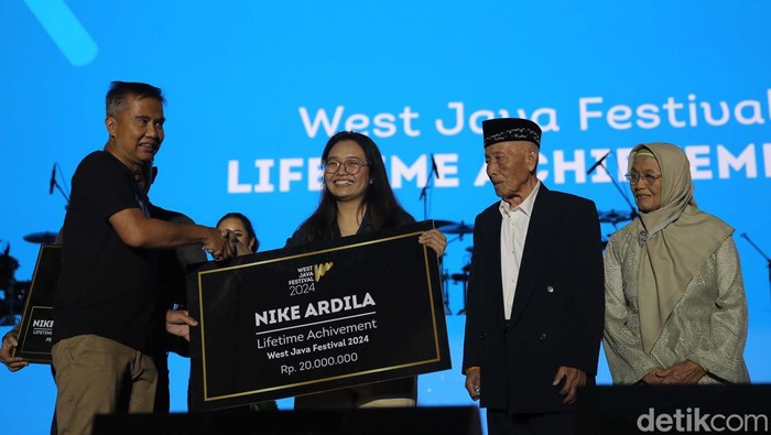 Penyanyi Nike Ardilla meraih penghargaan lifetime achievement dari Pemerintah Provinsi Jawa Barat. Penghargaan diberikan dalam ajang West Java Festival.
