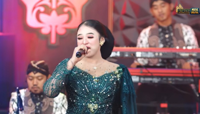 Niken Salindry menyanyikan lagu Ciinan Bana versi campursari.