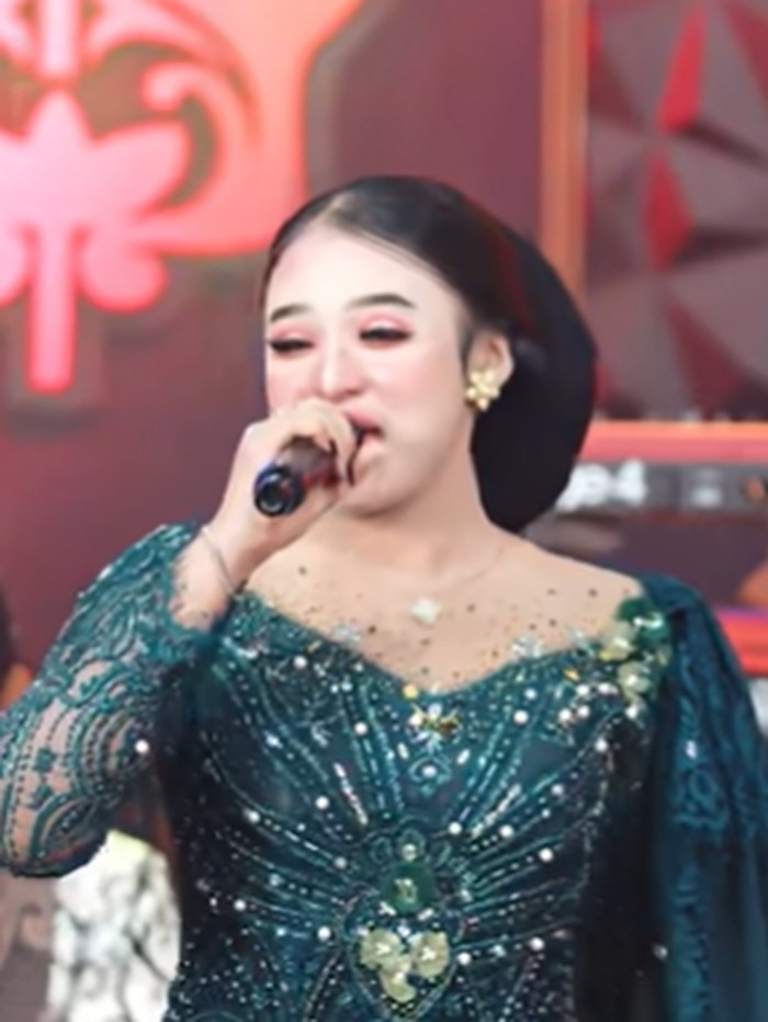 Niken Salindry menyanyikan lagu Ciinan Bana versi campursari. Niken Salindry menyanyikan lagu Ciinan Bana versi campursari.