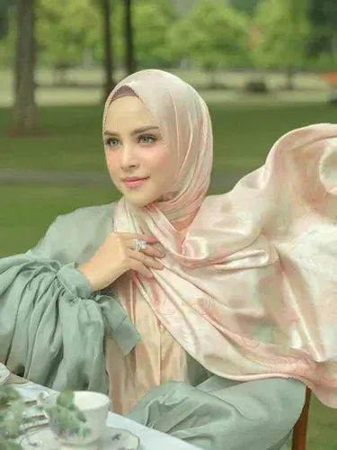 Padu Padan Baju Warna Sage dan Hijab
