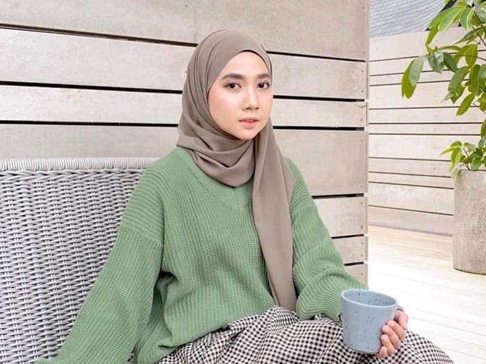 Padu Padan Baju Warna Sage dan Hijab