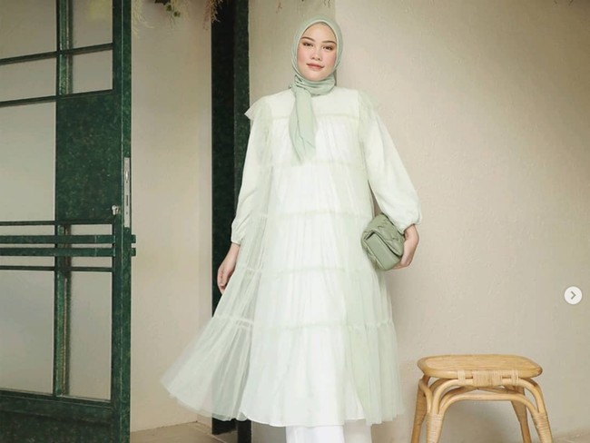 Padu Padan Baju Warna Sage dan Hijab