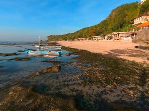 Menelusuri Pantai Thomas di Bali, Ombaknya Ideal untuk Surfing