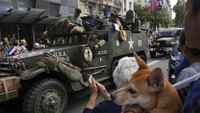 Parade ini memperingati masuknya tank Perancis dan AS ke dalam kota yang dijuluki “Kota Cahaya” tersebut pada 25 Agustus 1944.