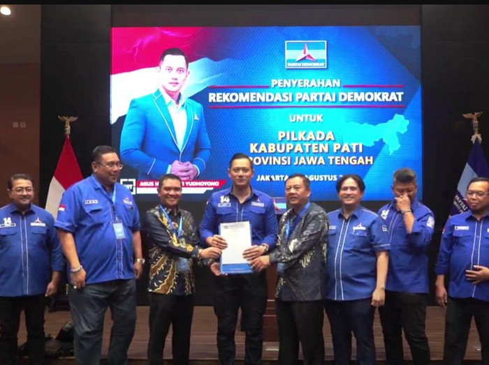 Partai Demokrat resmi mengusung pasangan Wahyu Indriyanto dan Suharyono maju sebagai bakal calon Bupati dan wakil Bupati Pati, Senin (26/8/2024).