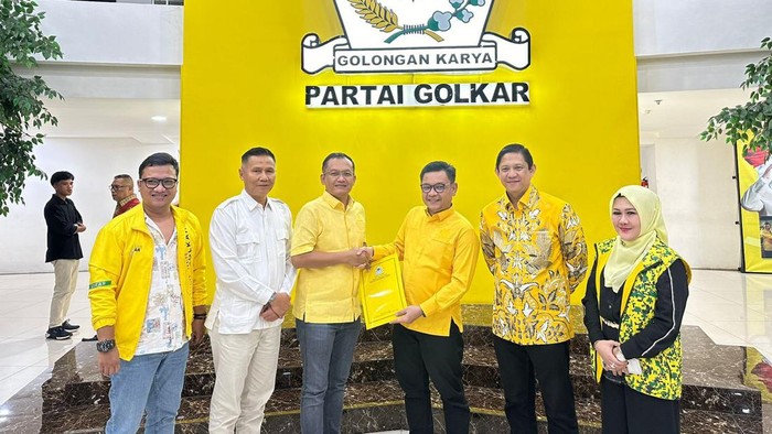 Partai Golkar serahkan rekomendasi kepada pasangan Bambang Hermanto dan Kasan Basari untuk Pilbup Indramayu 2024