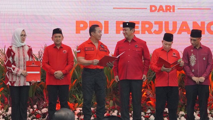 Pasangan Andika Perkasa-Hendrar Prihadi saat menerima rekomendasi dari DPP PDI Perjuangan untuk maju di Pilgub Jateng, Senin (26/8/2024).