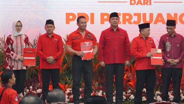 Pasangan Andika Perkasa-Hendrar Prihadi saat menerima rekomendasi dari DPP PDI Perjuangan untuk maju di Pilgub Jateng, Senin (26/8/2024).