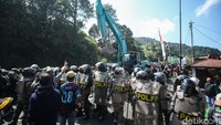 Sebelumnya, Pemkab Bogor melakukan penertiban 196 bangunan liar di kawasan Puncak hari ini. Sebanyak 90 bangunan telah dibongkar secara mandiri.  