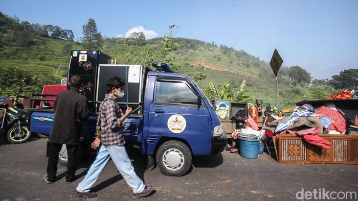 Pemilik warung makan Mas Arofiq dibawa petugas saat menolak bangunannya dibongkar di Kawasan Puncak, Bogor, Senin (26/8/2024).