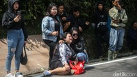 Sejumlah warga juga terlihat menangis ketika bangunannya diratakan dengan tanah. Petugas gabungan menggunakan alat berat untuk membongkar bangunan.  