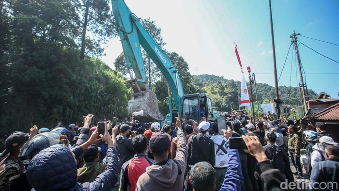 Aksi kericuhan sempat mewarnai pembongkaran bangunan dan kios di Puncak, Kabupaten Bogor, Jawa Barat. Warga meminta restoran di sekitar lokasi pun ditertibkan.